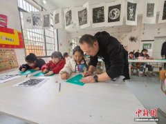 刻刀下的童年与希望 湖南桃江一所乡村小学的艺术教育探索